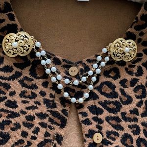 NWOT Sweater cardigan guard collar clip with faux pearls